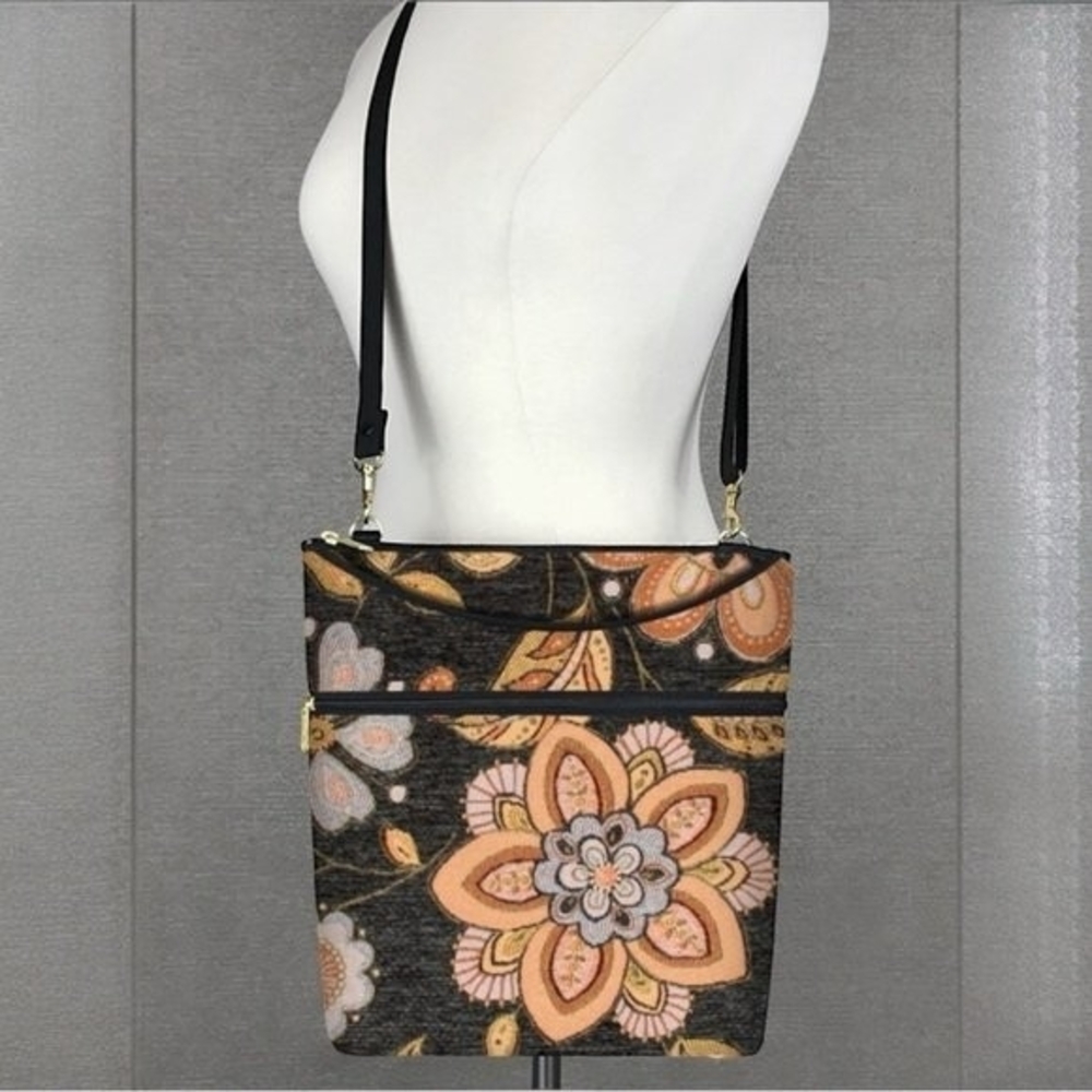 NWT Danny K Maggie Floral Tapestry Crossbody Hobo Shoulder Travel Bag NWT